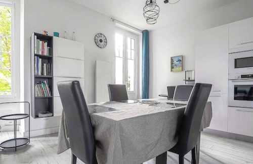 Republique Apartment | Design apartment in the city center with parking