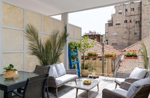 Nachlaot Apartment | Design & Veranda next to Mahane Yehuda Market by FeelHome