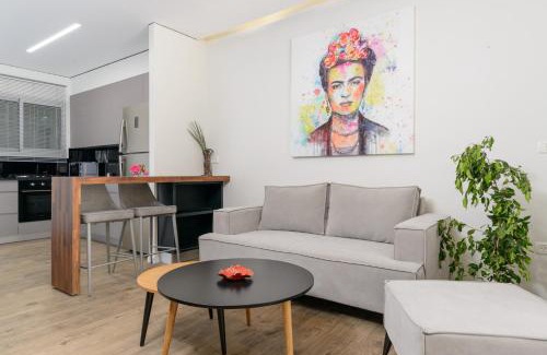 Nachlaot Apartment | Design & Veranda next to Mahane Yehuda Market by FeelHome