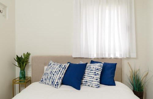 Nachlaot Apartment | Design & Veranda next to Mahane Yehuda Market by FeelHome