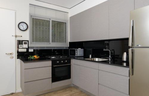 Nachlaot Apartment | Design & Veranda next to Mahane Yehuda Market by FeelHome