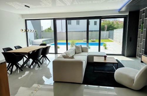 Leonding Villa | Design-Villa mit privatem Pool, Whirlpool & stimmungsvoller Beleuchtung