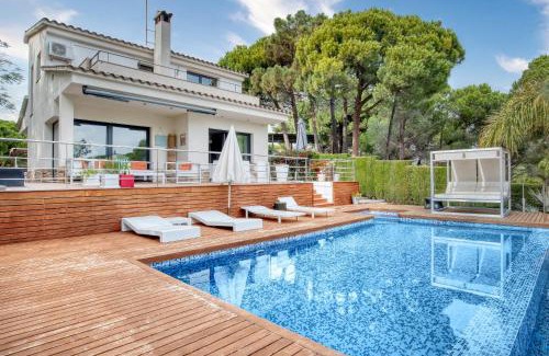 Sant Pol De Mar Villa | Design villa with sea views