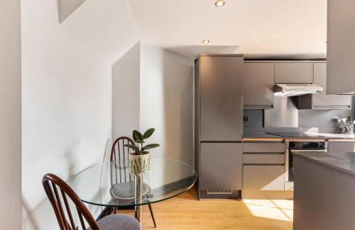 St. Leonard's Apartment | Designer 1 bed Loft Apartment, SW16