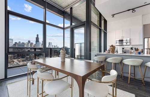 West Loop Apartment | Designer 2BR in Walkable Fulton Market