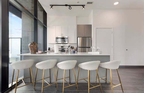 West Loop Apartment | Designer 2BR in Walkable Fulton Market