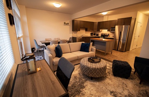 Grimsby House | Designer 3-Bedroom executive townhouse