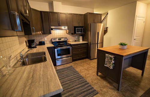 Grimsby House | Designer 3-Bedroom executive townhouse