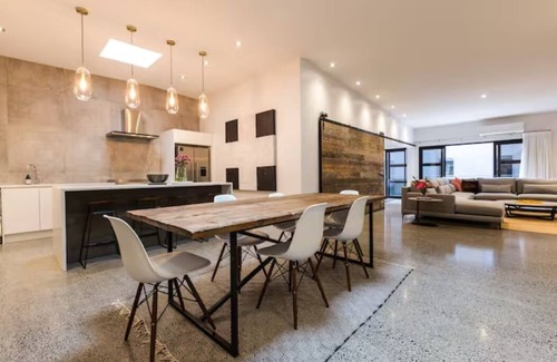 Auckland Central Business District Apartment | Designer, 4 Bd Converted Loft | Minutes to SkyCity