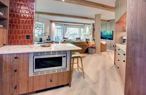 Blueberry Hill Condo | Designer 4BR, 3 Bath Townhouse w Mtn Views, Hot Tub, Parking for 2 vehicles