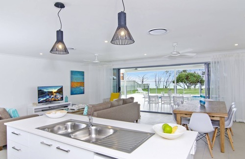 Bilinga House | 🌊🌴 Designer 5 Bedroom Beachfront in Tugun! 🌴🌊