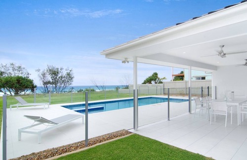 Bilinga House | 🌊🌴 Designer 5 Bedroom Beachfront in Tugun! 🌴🌊