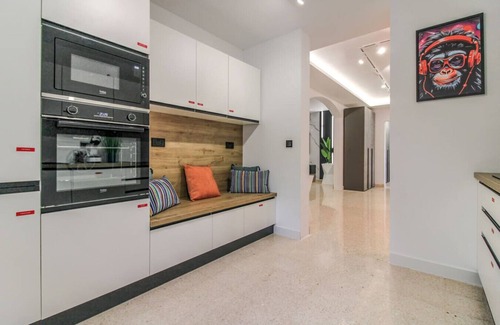 Paceville Apartment | Designer - 60 Seconds to the Beach I Free Parking!
