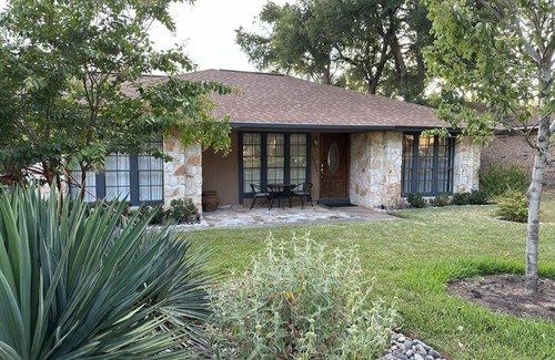 Anderson Mill House | Designer bedroom & bath in creatively renovated 70s ranch. Pkg, grill, patios.