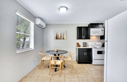 Thornton Park House | Designer Furnished 2/1 In the Heart of Orlando