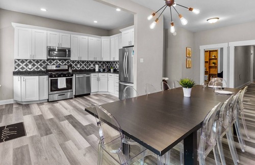 Shaw House | Designer Home in Shaw | RIGHT SIDE | JZ Vacation Rentals