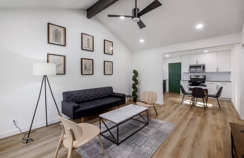 St. Edwards House | Designer Home Office in 1 Acre Land 5min→Domain