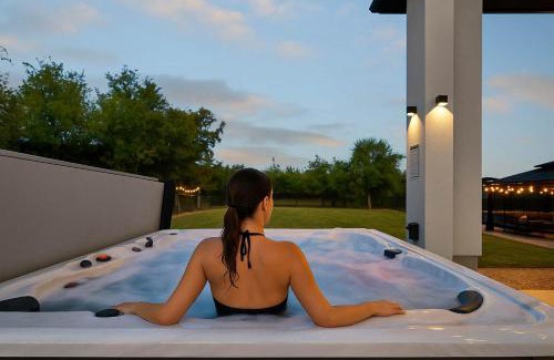 Driftwood House | Designer Home with Hot Tub BBQ & Hill Views
