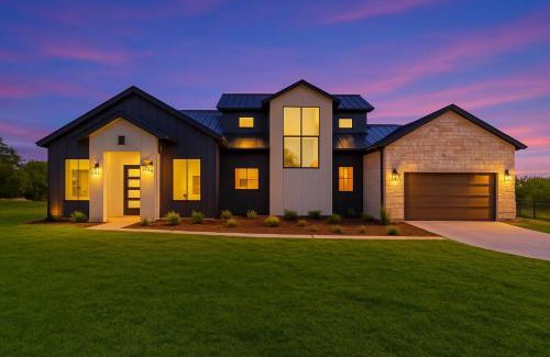Driftwood House | Designer Home with Hot Tub BBQ & Hill Views