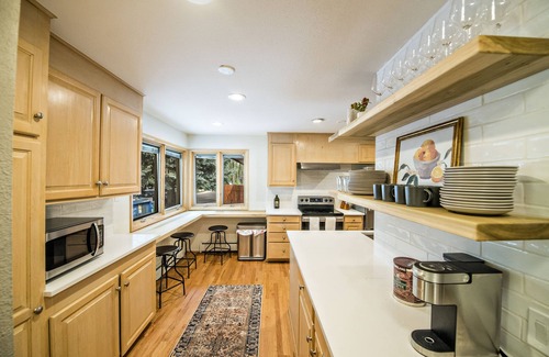 Southeast House | Designer Home & Yard, 15 mins to Downtown Denver