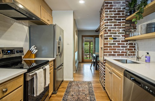 Southeast House | Designer Home & Yard, 15 mins to Downtown Denver