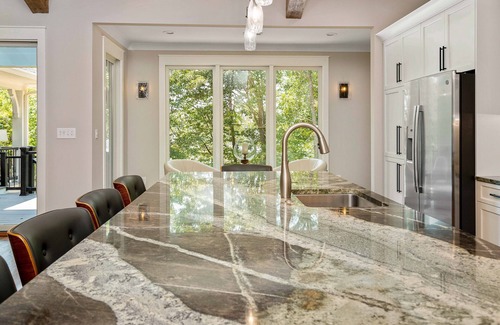 Bowling Green House | Designer Lakefront Lodge w/Huge Private Beach & Boat Option-Built July '19