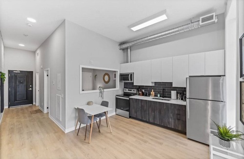 Peterborough Apartment | Designer Loft 1BR Exposed Brick Bay Windows