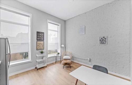 Peterborough Apartment | Designer Loft 1BR Exposed Brick Bay Windows