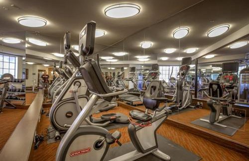 Beverly Grove Apartment | Designer Penthouse 2 Bedroom with Balcony Beverly Hills Adjacent