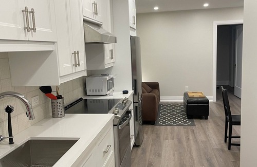 Roncesvalles Village House | Designer-renovated 1 bedroom in Roncesvalles Village