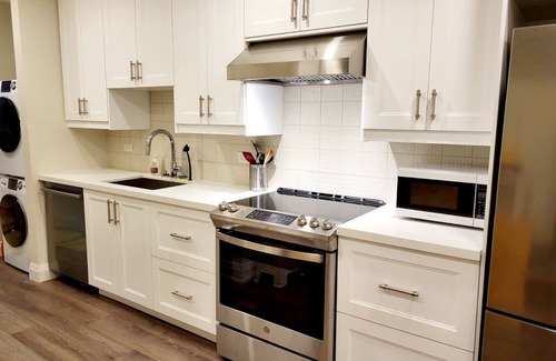 Roncesvalles Village House | Designer-renovated 1 bedroom in Roncesvalles Village