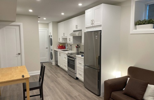 Roncesvalles Village House | Designer-renovated 1 bedroom in Roncesvalles Village