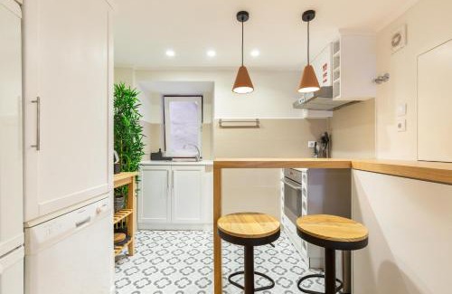 Santos Apartment | Designer Retreat- Newly remodelled 1 bedroom apt