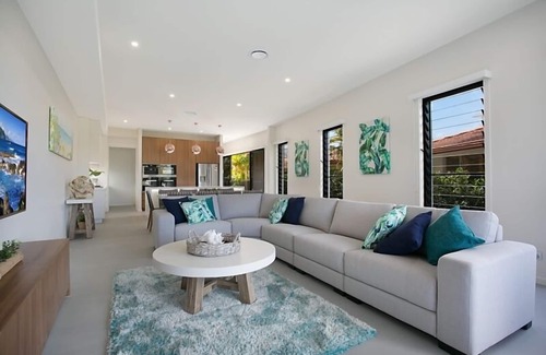 Broadbeach Waters House | DESIGNER WATERFRONT HOME WITH ROOFTOP DECK & 360 DEGREE VIEWS!