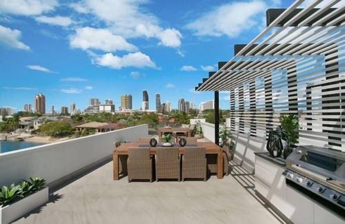 Broadbeach Waters House | DESIGNER WATERFRONT HOME WITH ROOFTOP DECK & 360 DEGREE VIEWS!