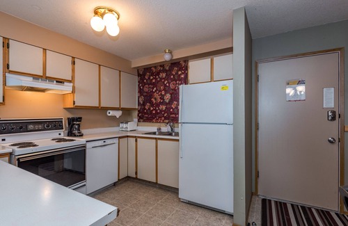 Silver Star Mountain House | Desirable Pinnacles location, Bike to and from your Door, Pet Friendly, hot tub!
