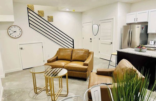 Old Southwest House | Desirable Neighborhood|Pets OK|Sleeps7|480