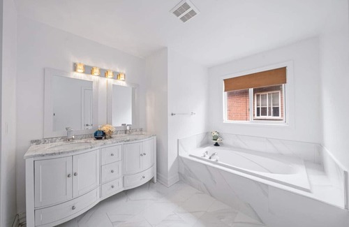Richmond Hill House | Detached 4 Bedrooms house With Hot Tub
