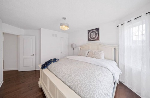Richmond Hill House | Detached 4 Bedrooms house With Hot Tub