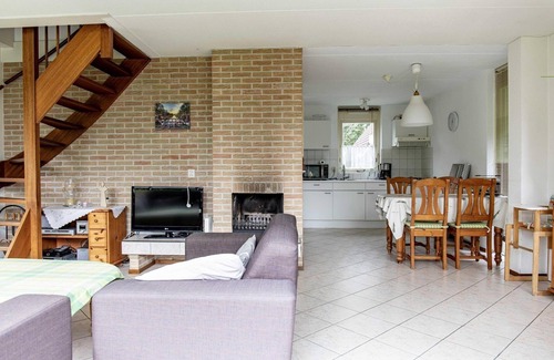 Sint Maarten House | Detached bungalow in North Holland style with spacious garden