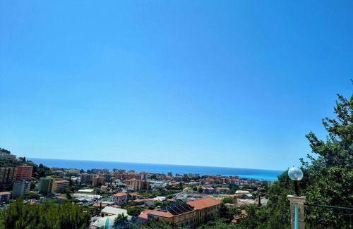 Vallecrosia House | Detached Casa Roque Sea View + parking included for families, couples, friends