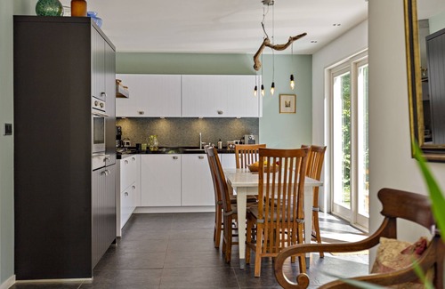 Ouddorp House | Detached home nestled in greenery, with a beautiful garden, lots of light, and exceptional tranquility – a dog-friendly oasis near the sea.