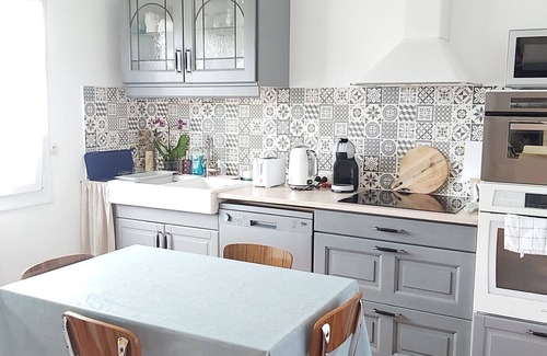 L'Epine House | Detached house with dishwasher, enclosed garden, near beach and center