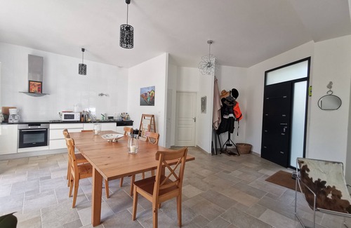 Jonzac House | Detached house with garden at the foot of the Château de Jonzac.