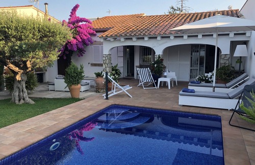 L'Escala House | Detached house with private garden and swimming pool; air conditioning wifi internet