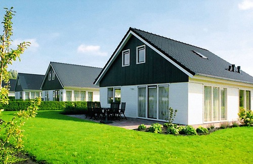 Gasselternijveen Villa | Detached villa with washing machine, around a lake area
