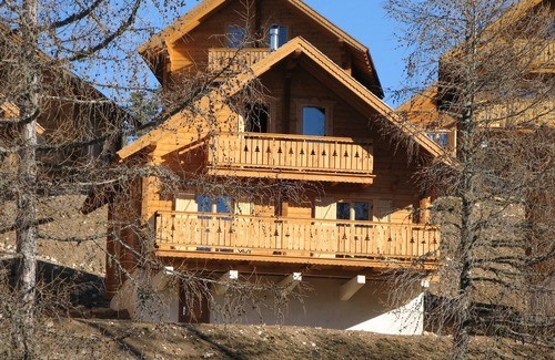 Le Devoluy Ski Chalet | Detached wooden chalet, La Joue du Loup (200m walk to ski slopes and shops)