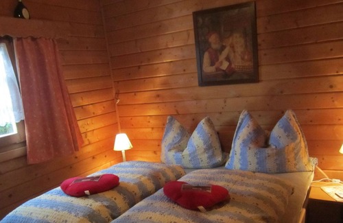 Battenhausen House | Detached wooden house with fireplace and large garden near Bad Wildungen