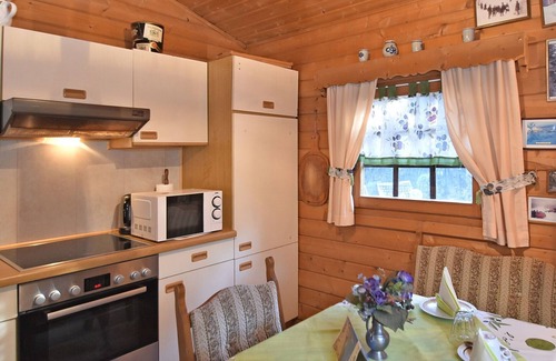 Battenhausen House | Detached wooden house with fireplace