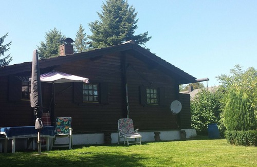 Battenhausen House | Detached wooden house with fireplace